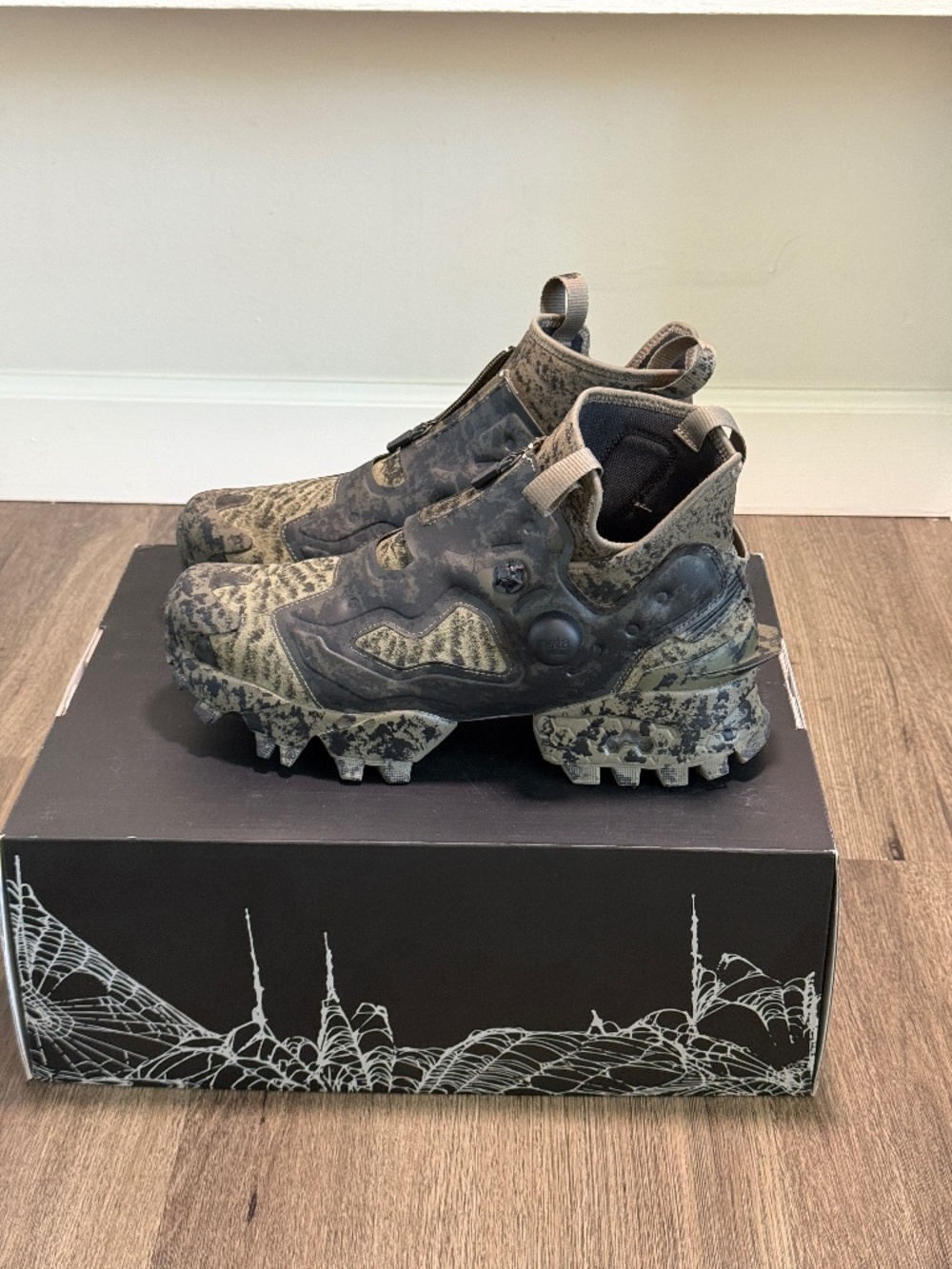Reebok Instapump Fury 94 Mid x Universal Monsters